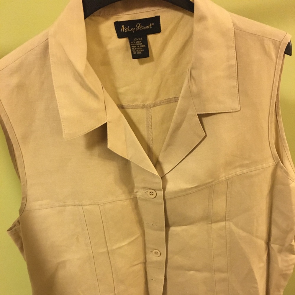 Sleeveless collard linen top